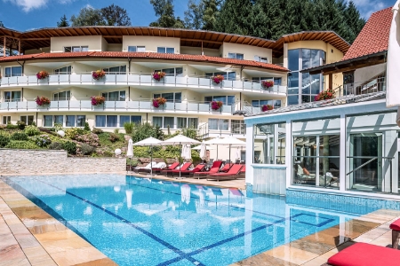 Außenbecken mit individuellem Energiesparkonzept